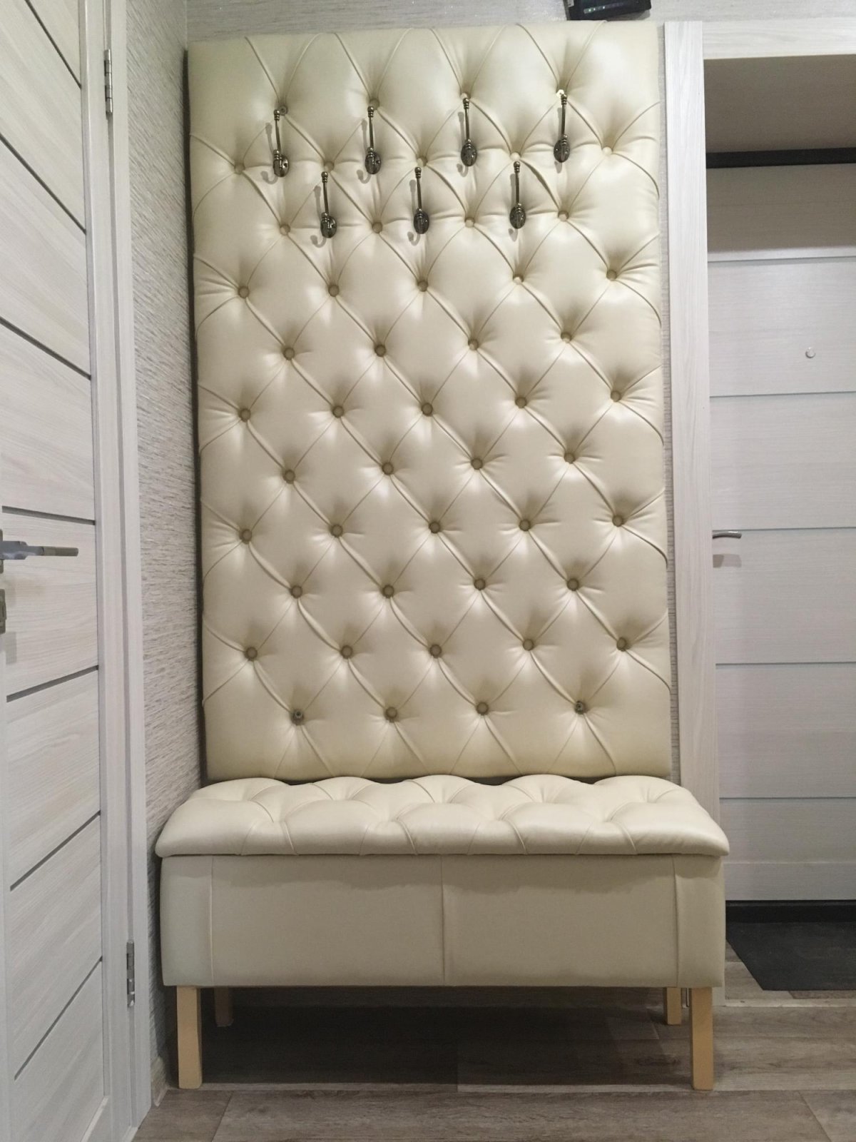 Панель с каретной стяжкой в прихожую