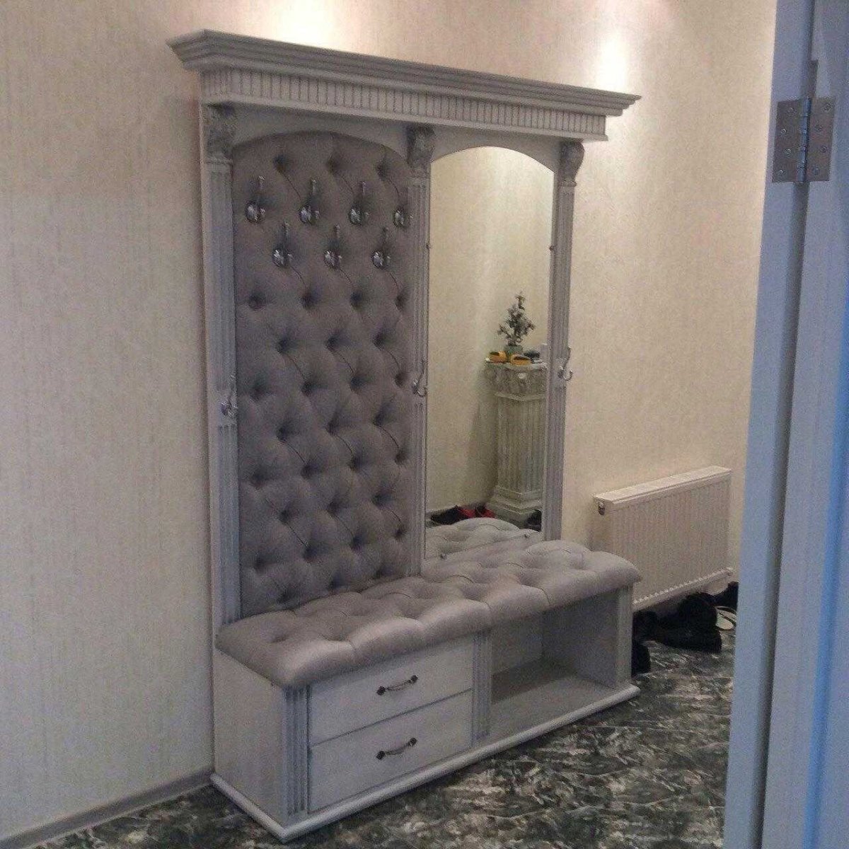 Вешалка с каретной стяжкой