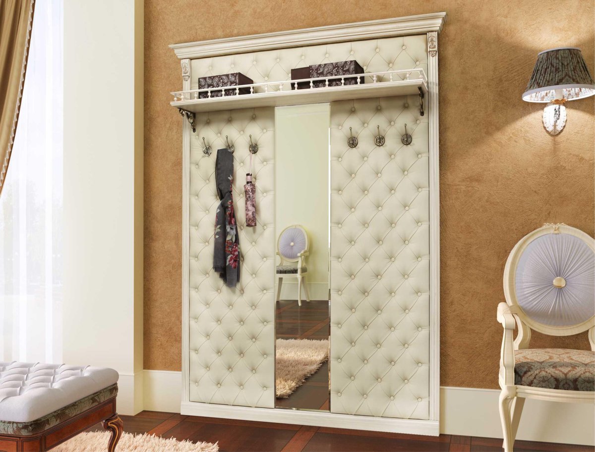 Мягкие панели в прихожей с крючками