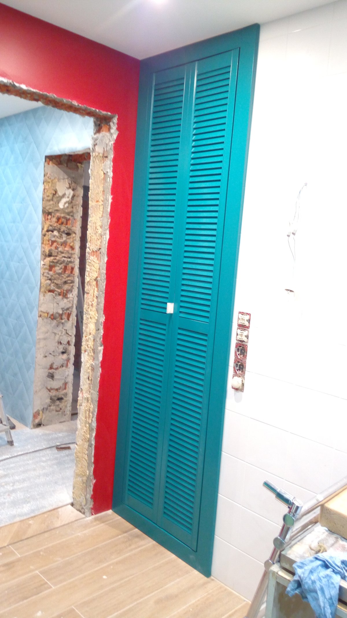 Полка с жалюзийной сдвижной вверх дверцей