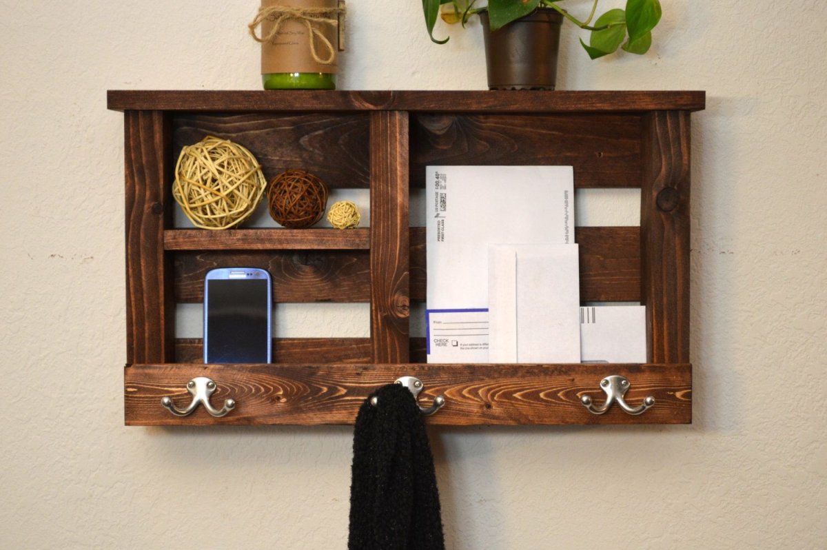 Органайзер для прихожей из дерева