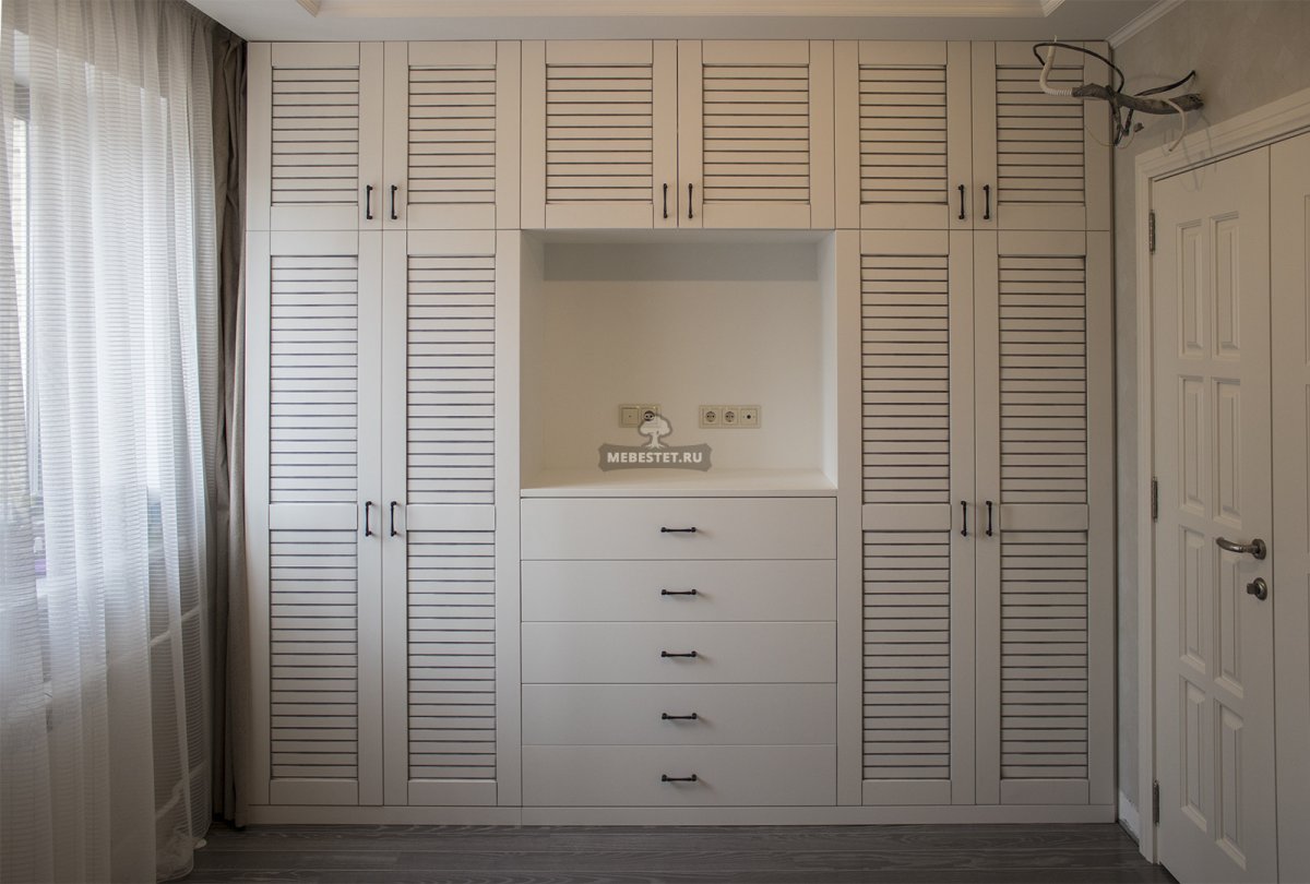 Жалюзийные двери серые в санузел