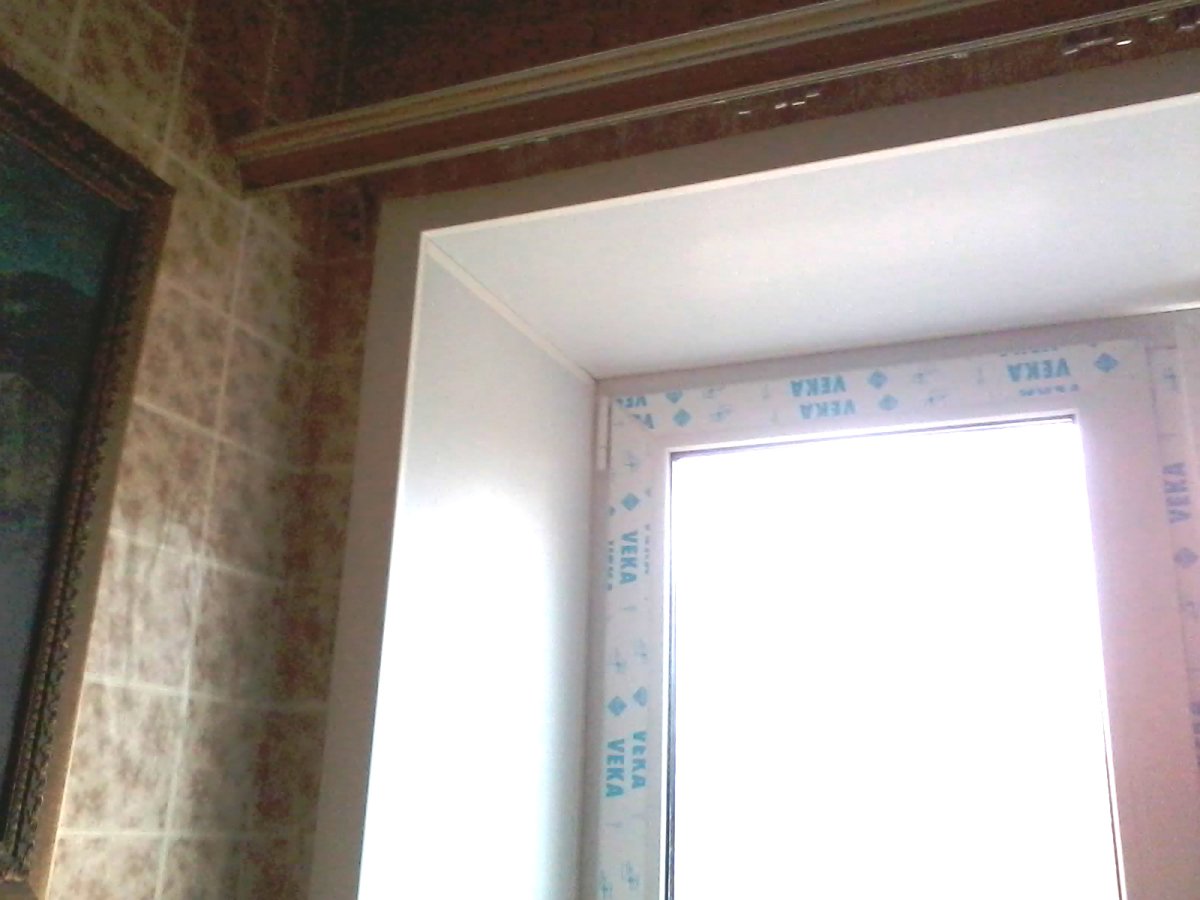 Отделка оконных откосов рейками