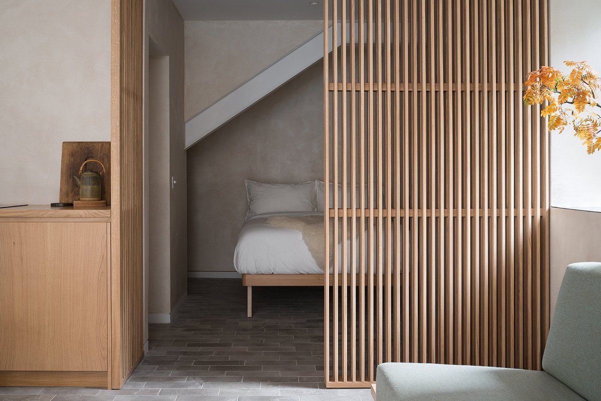 Деревянные рейки на потолке в спальне