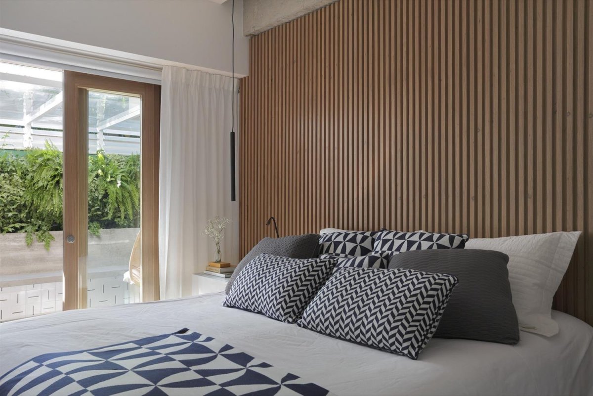 Деревянные рейки в интерьере спальни