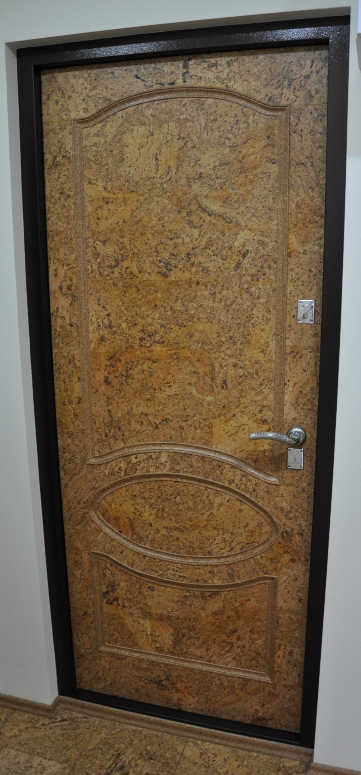 Декоративная штукатурка на двери