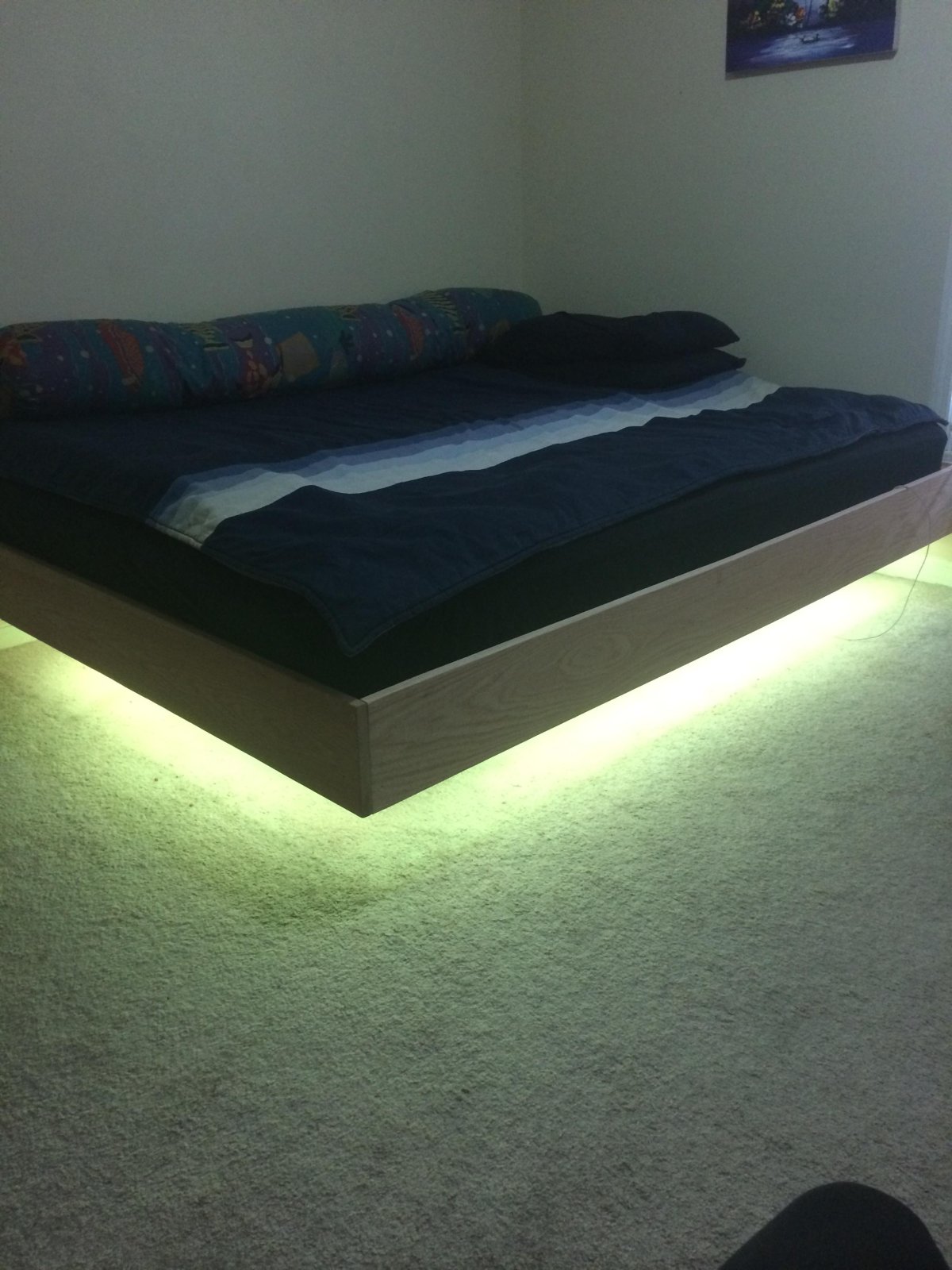 Комната с кроватью в темноте