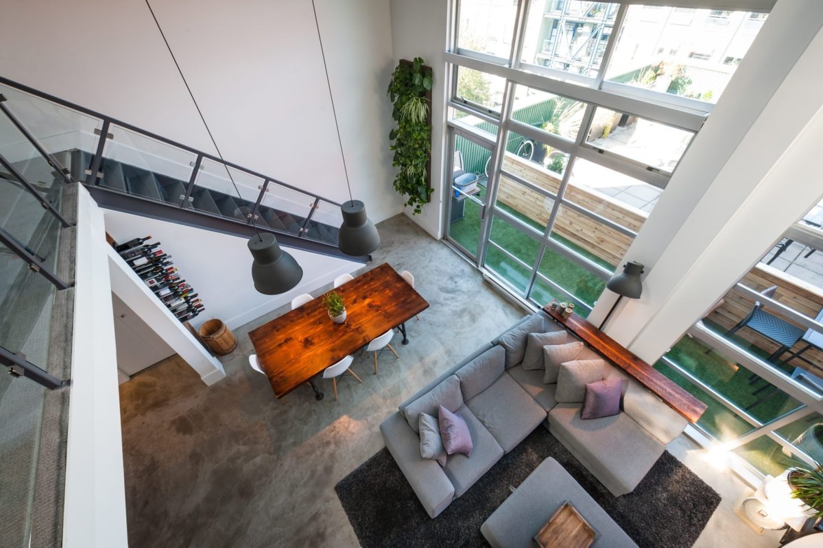 Студия с высокими потолками