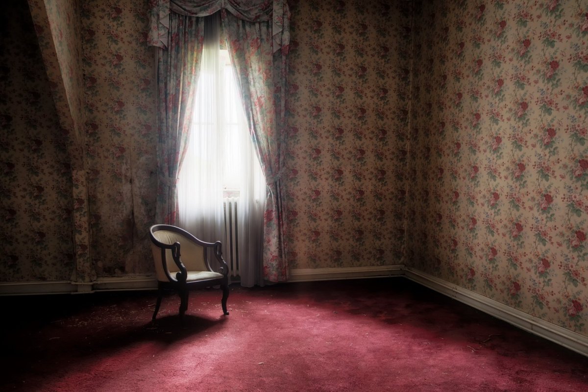 Пустая комната с обоями