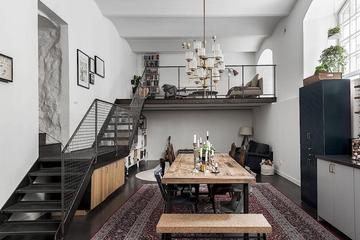 Гостиная с лестницей