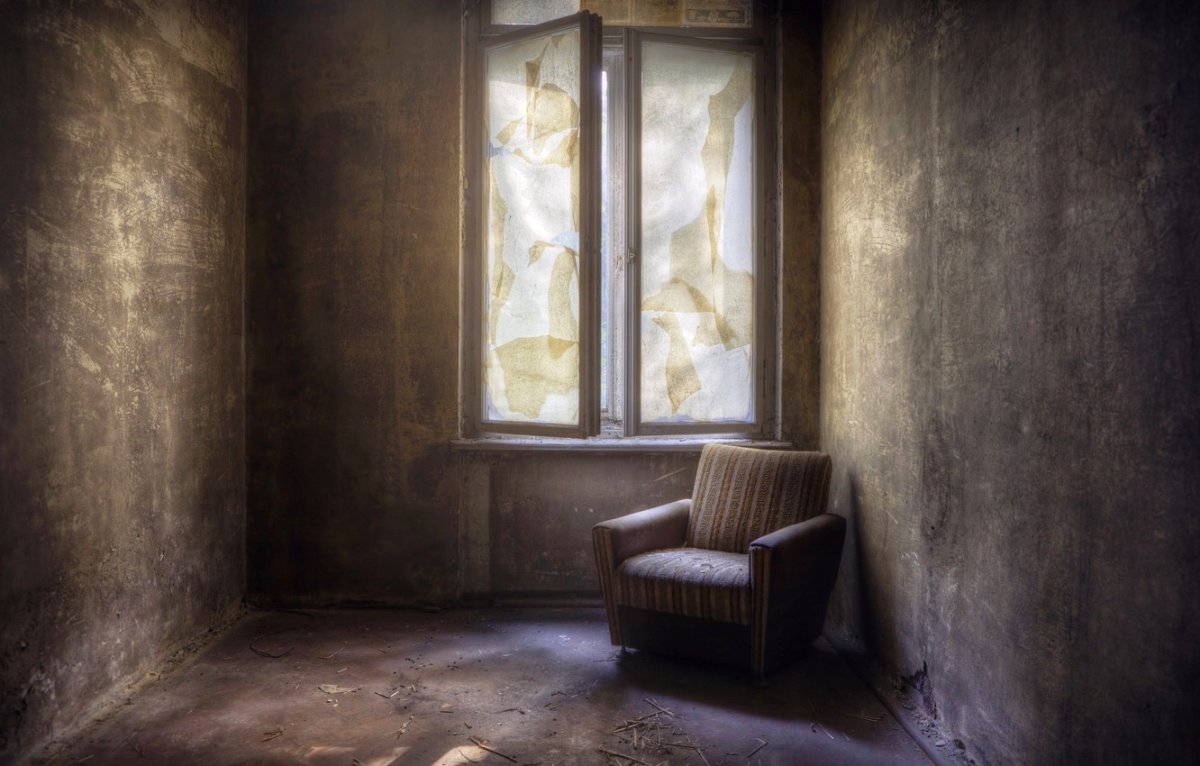 Белая комната без мебели