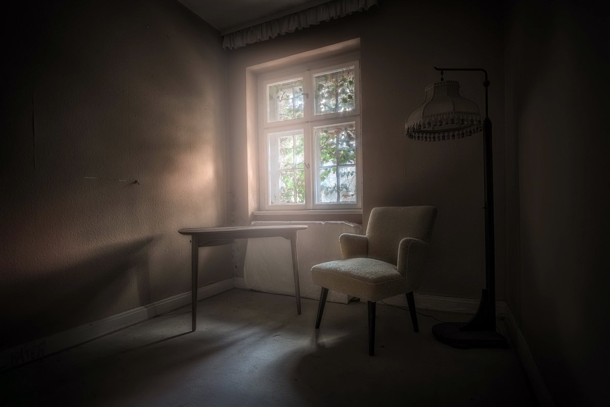 Белая стена