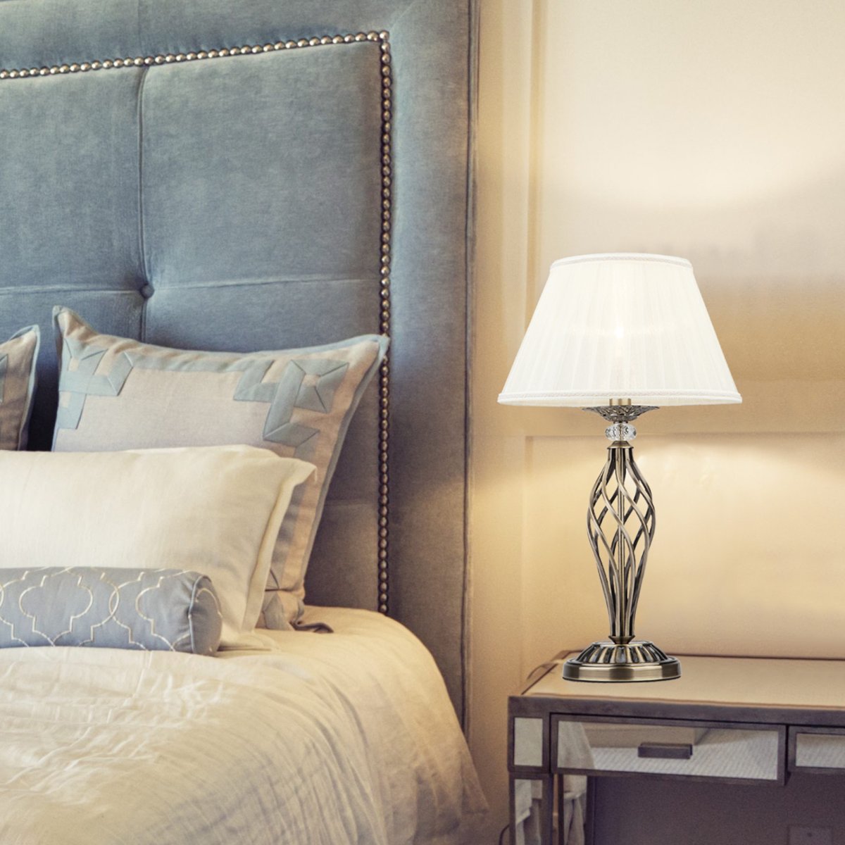 Светильники над изголовьем кровати