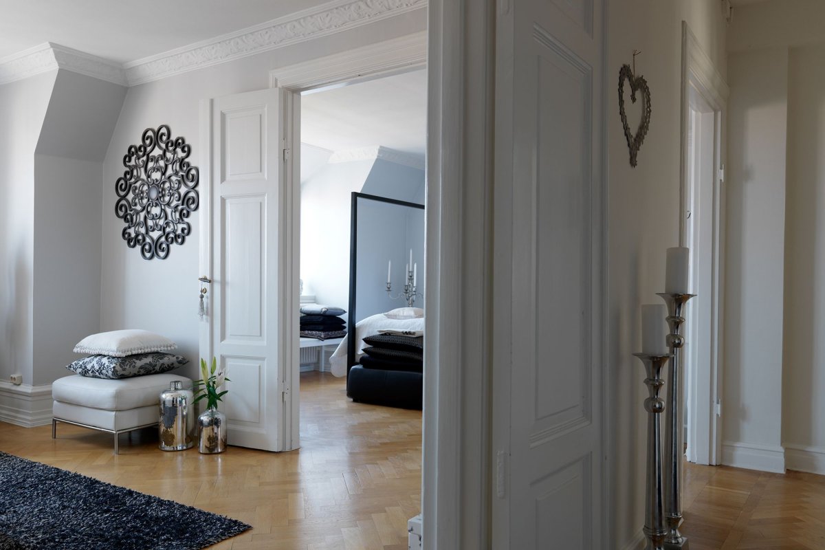 Светлая прихожая с окном