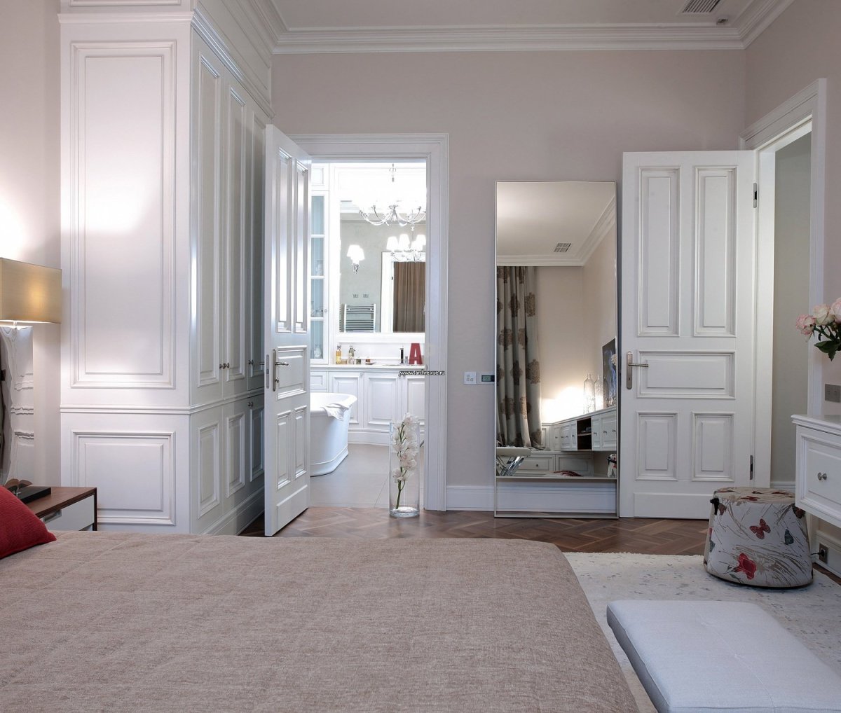 Прихожая со светлыми дверями