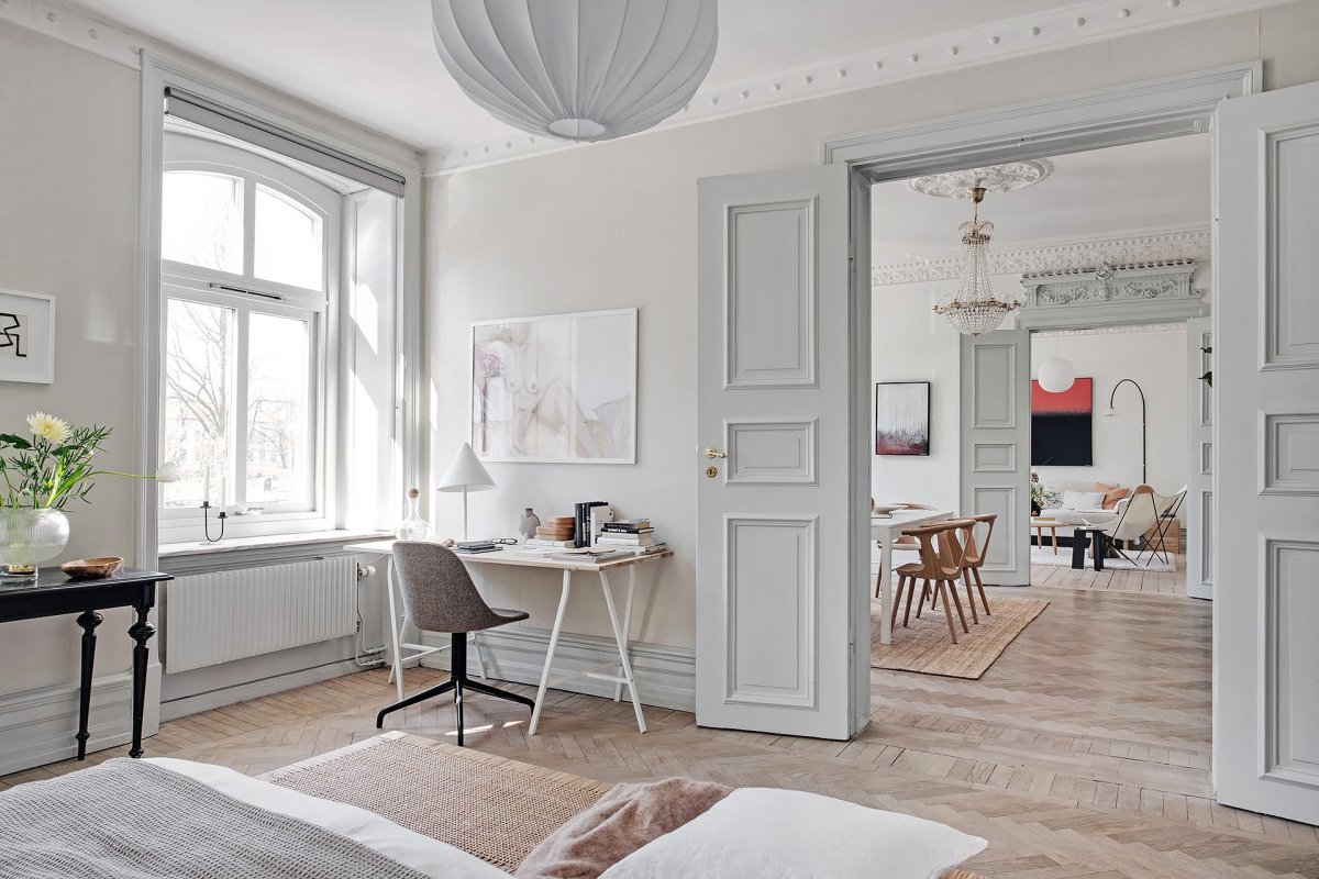 Белые двери в интерьере