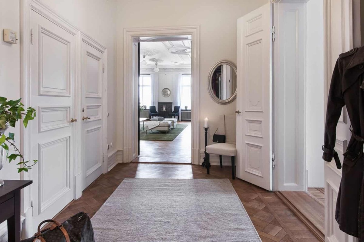 Спальня с белыми плинтусами