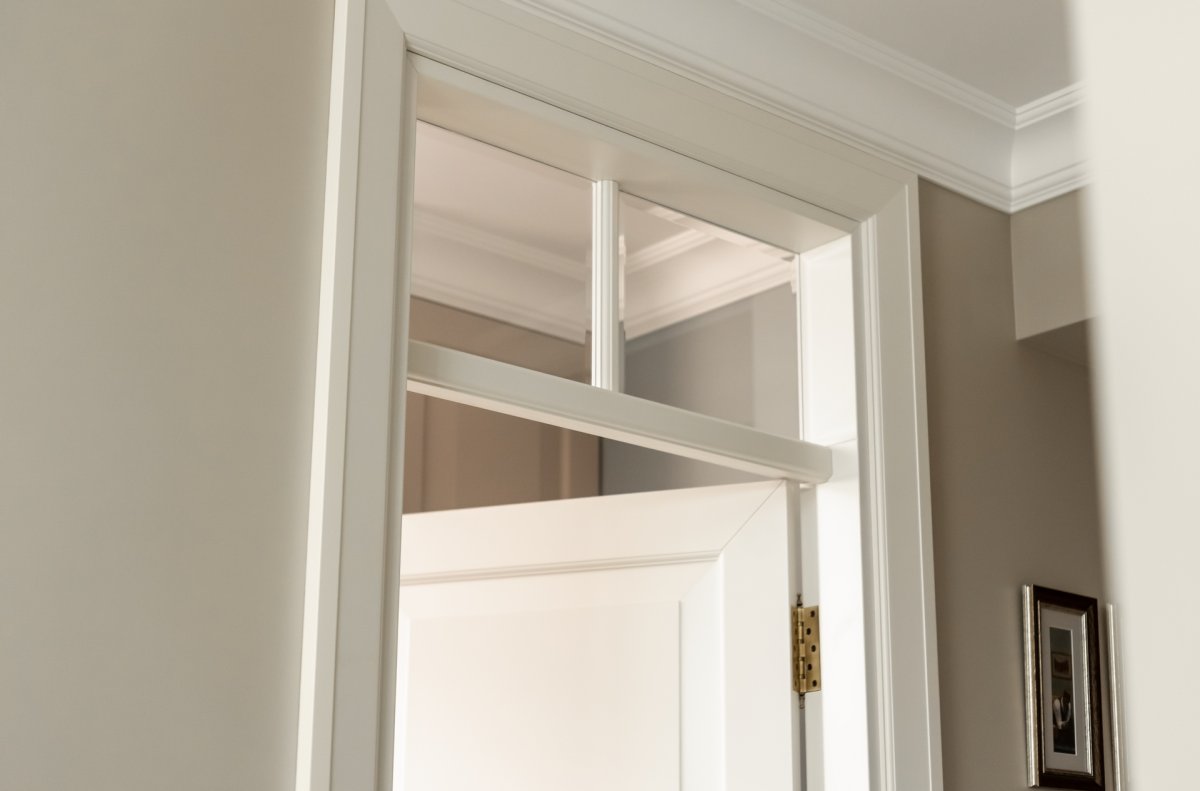 Дверь Волховец белая с фрамугой