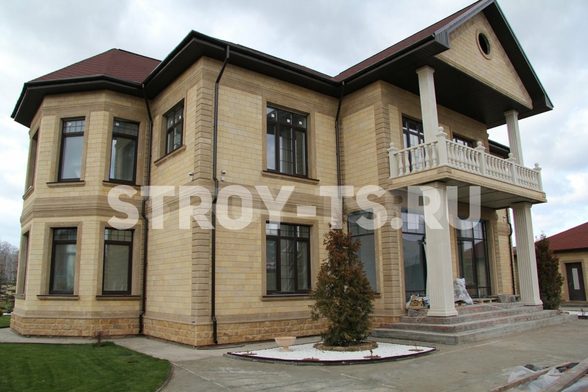 Отделка фасада дома диким камнем и штукатуркой