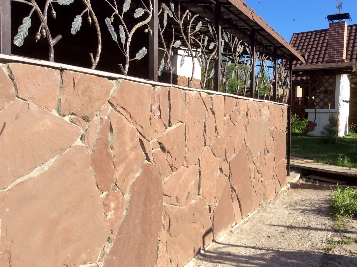 Отделка дома песчаником