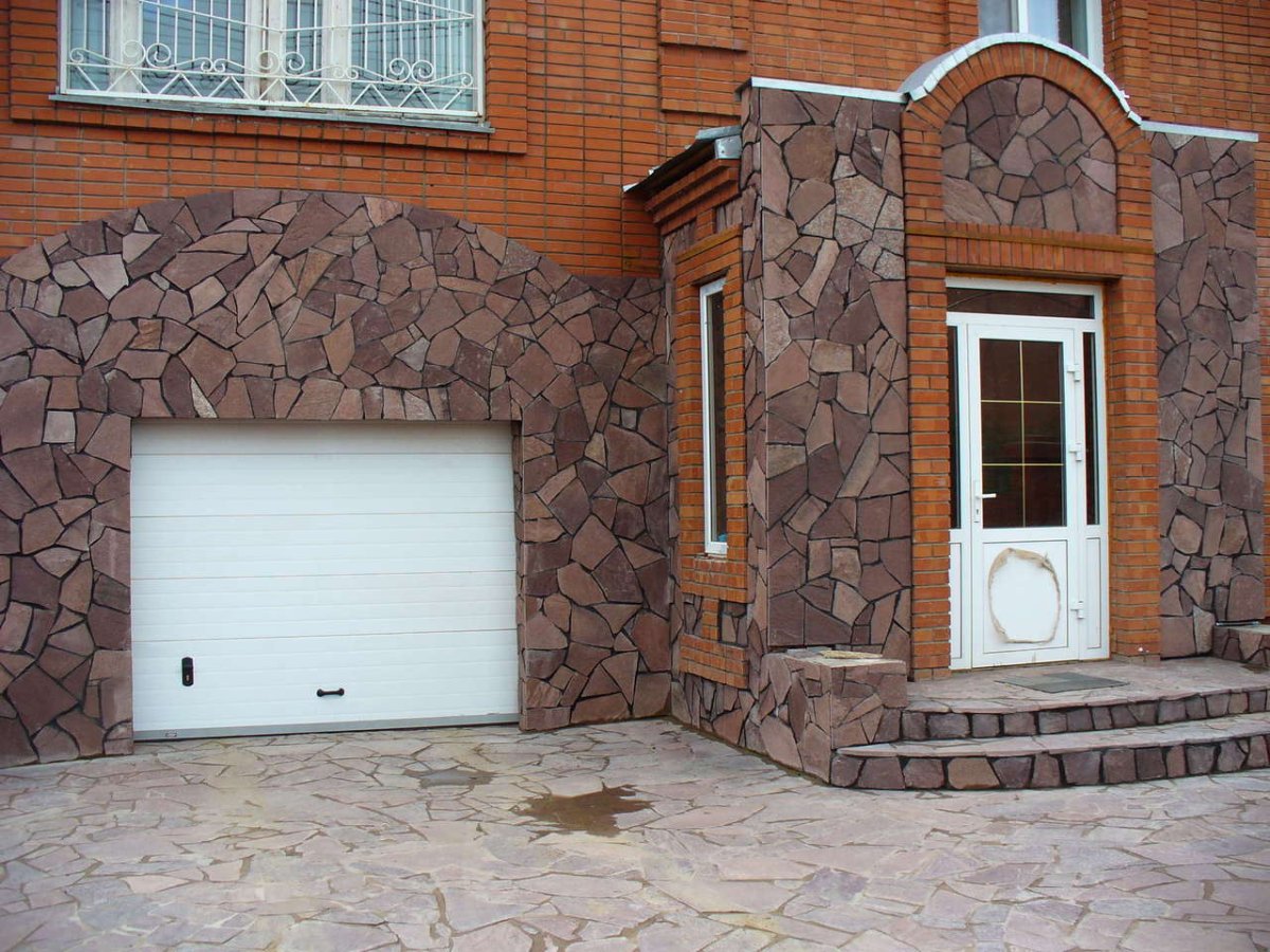 Фасад из природного камня