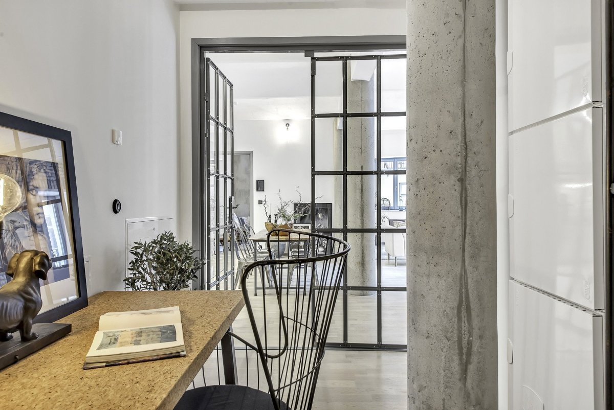 Серые двери в интерьере