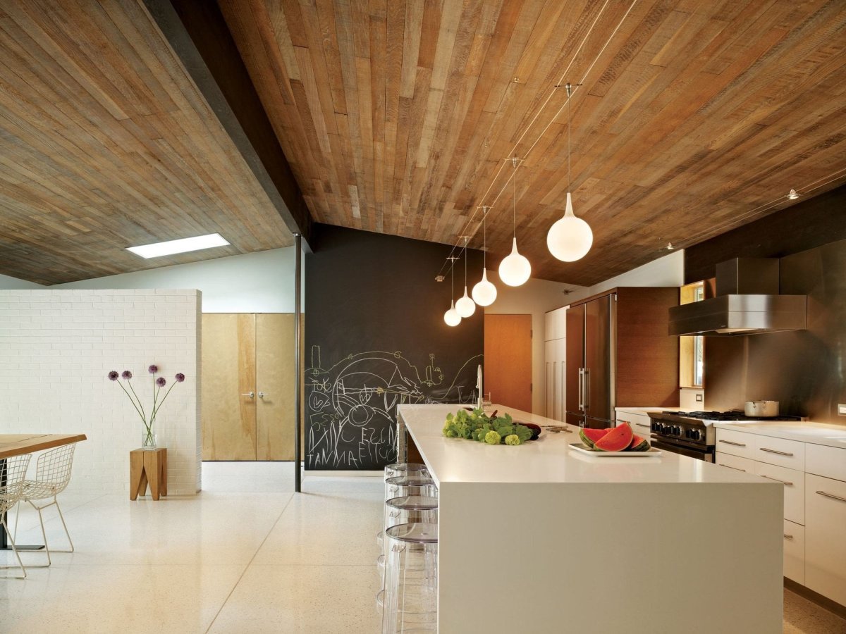 Стена из амбарной доски в интерьере