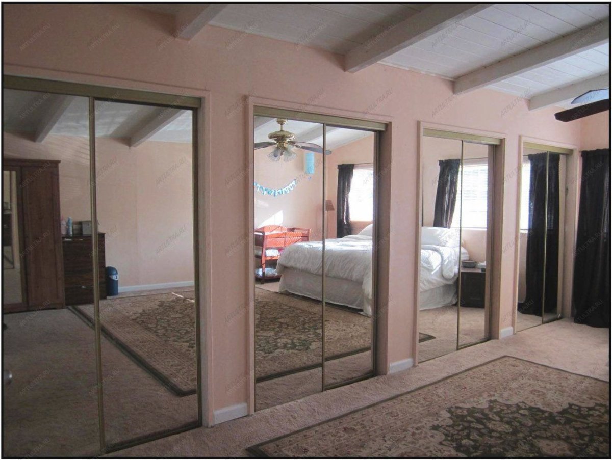 Дверь на рельсе с зеркалом