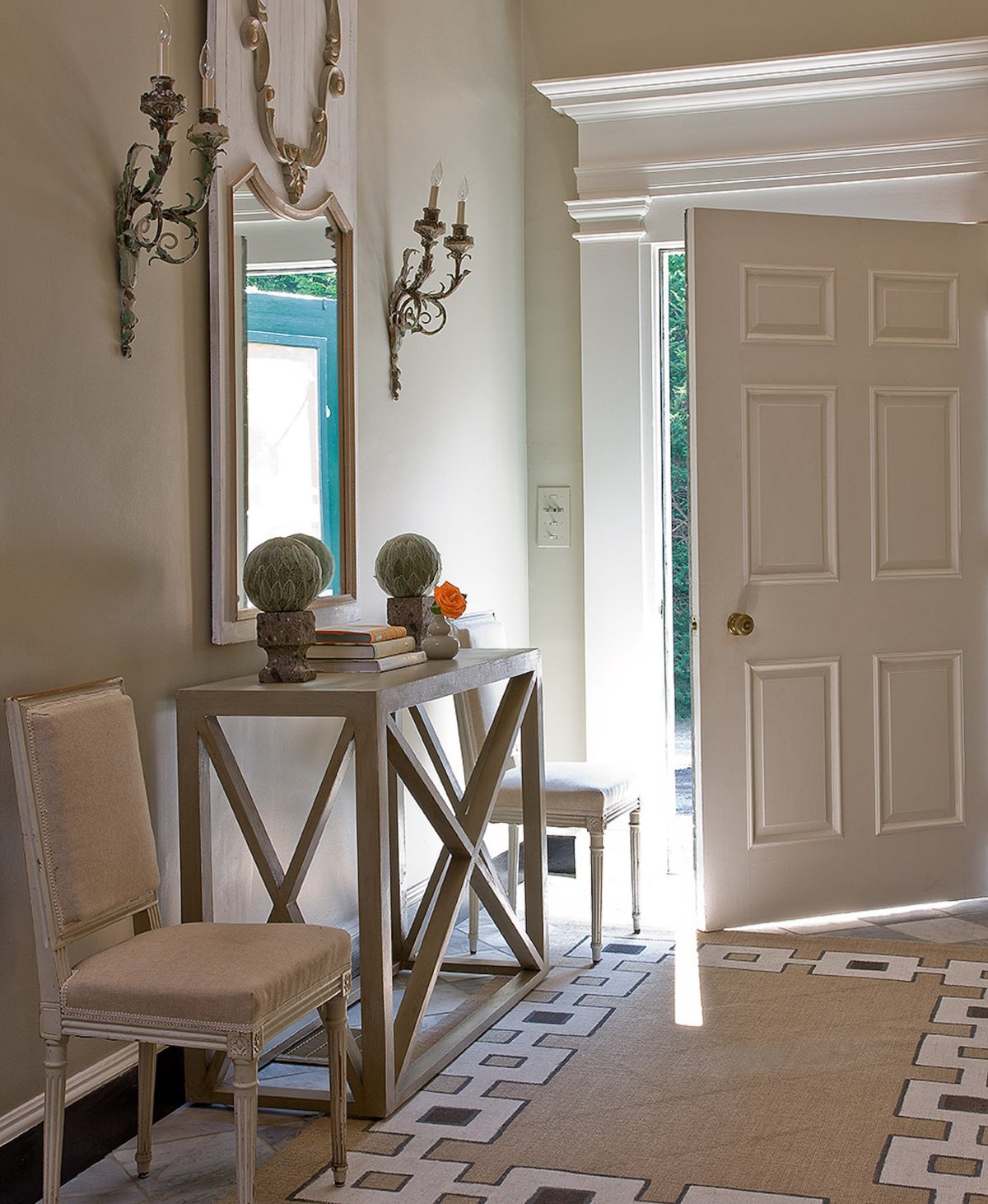 Декор двери молдингом современный