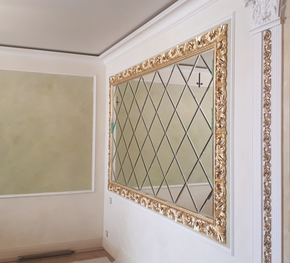 Зеркальное панно в багетной раме