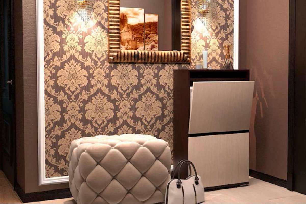 Зеркальная плитка в прихожей на стене