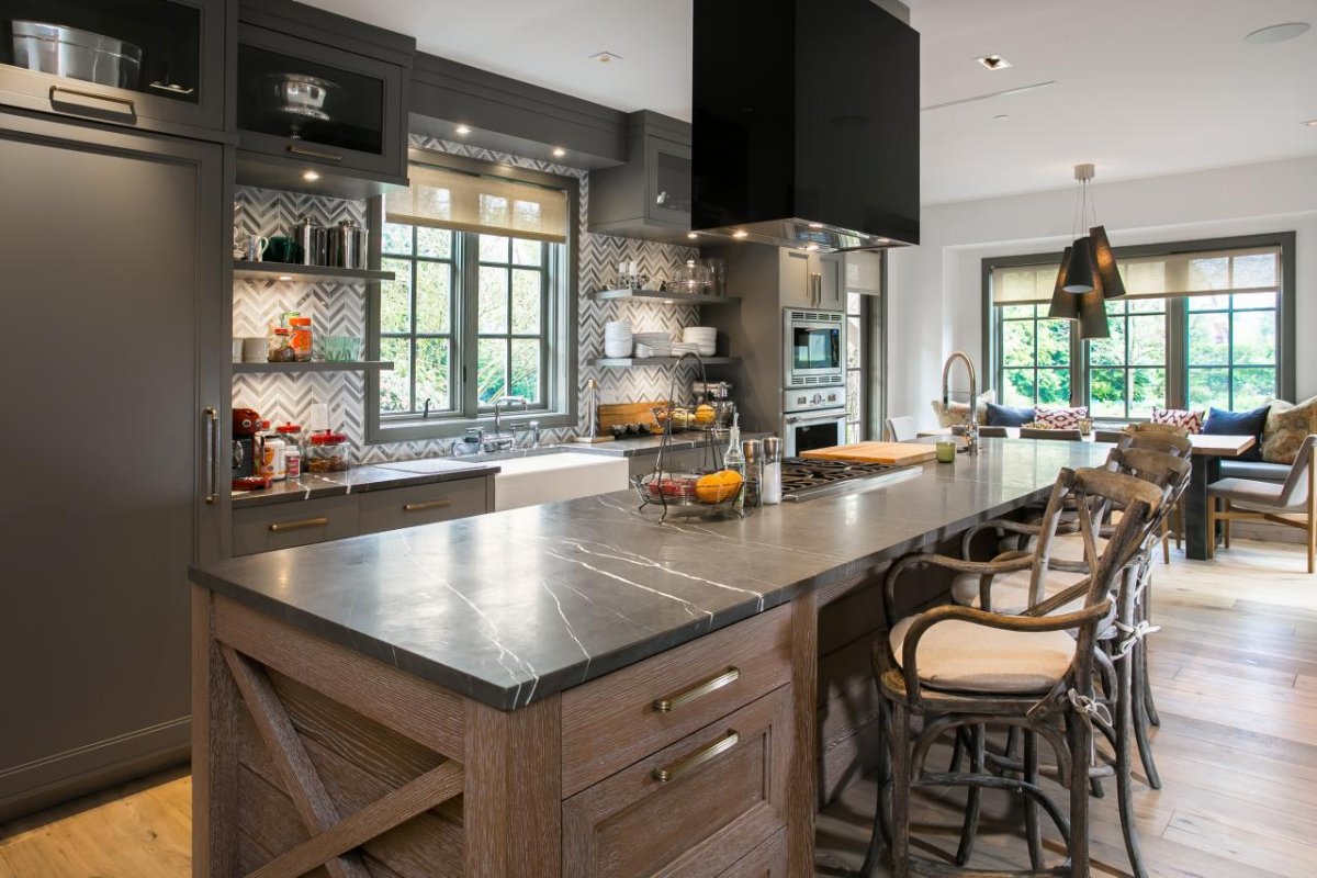 Кухня лофт с островом в доме