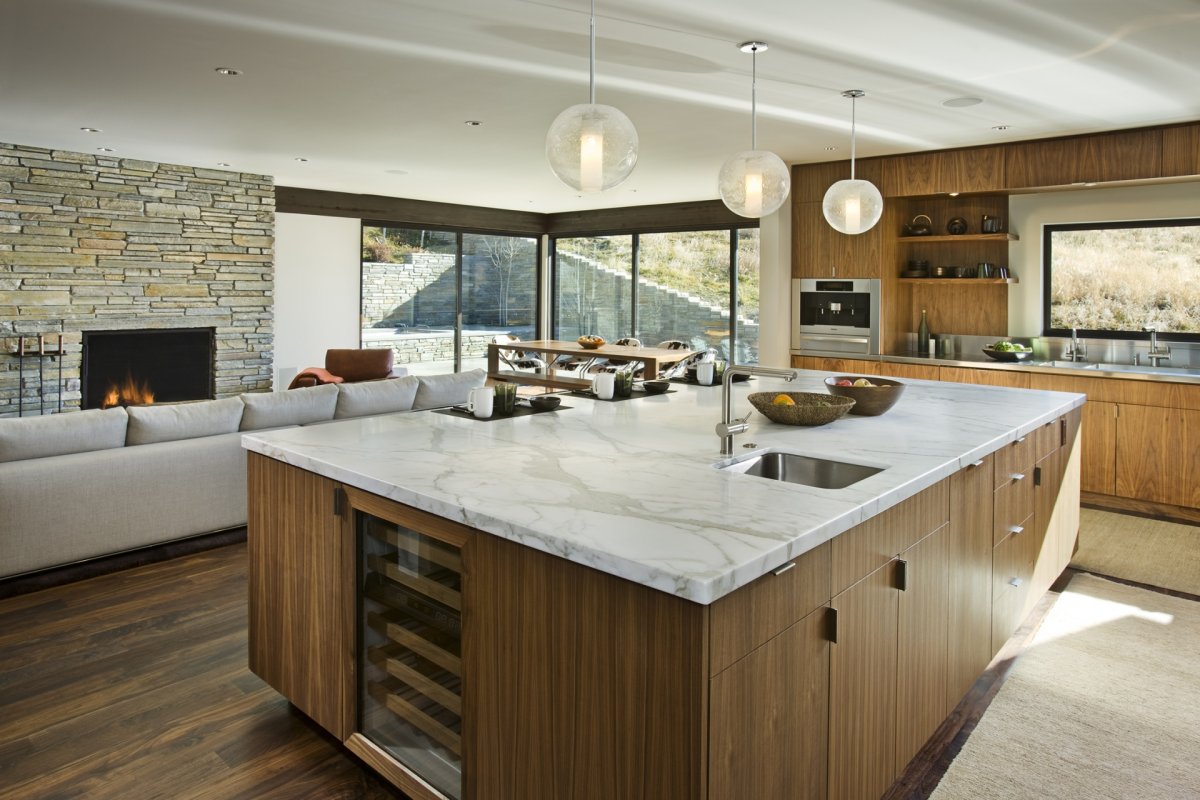 Интерьер большая кухня в сером