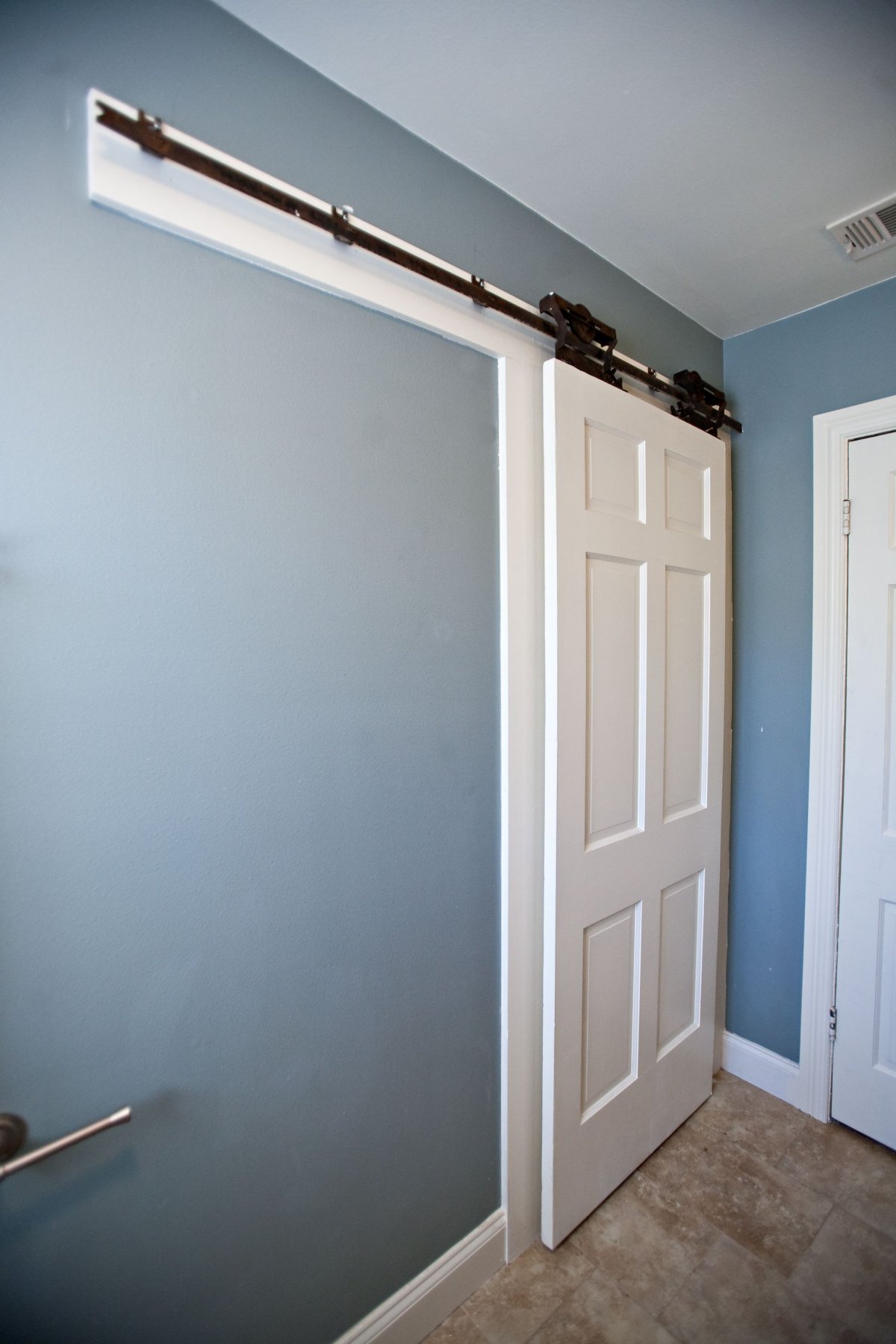 Раздвижная дверь и плинтус