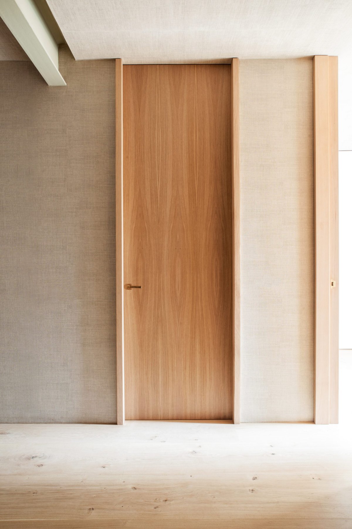 Плинтус для скрытой зеркальной двери