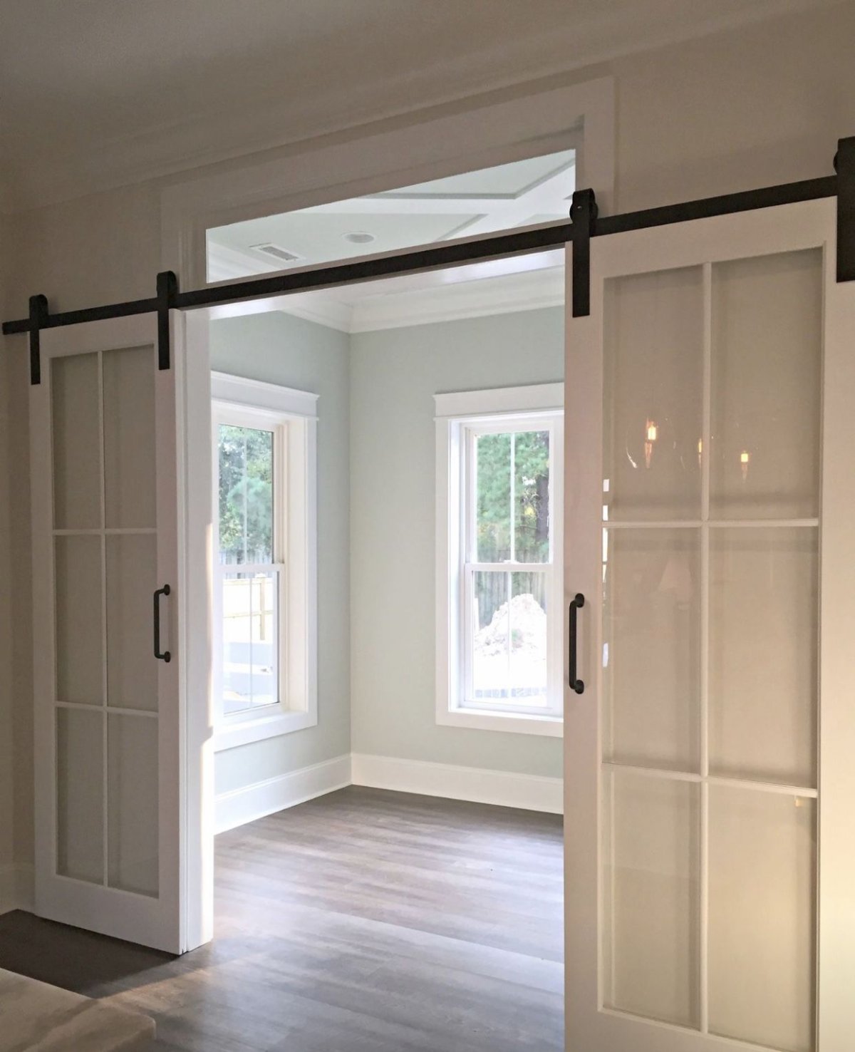 Открытая дверь в интерьере