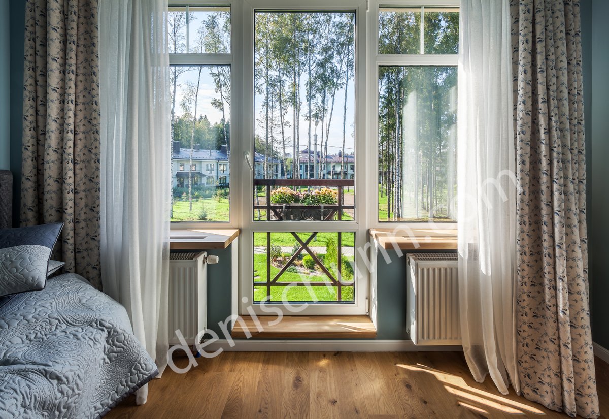 Окно в скандинавском стиле с деревянным подоконником