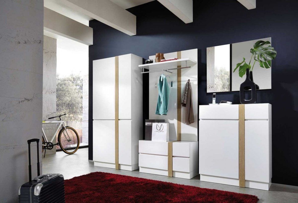 Интерьер просторной прихожей