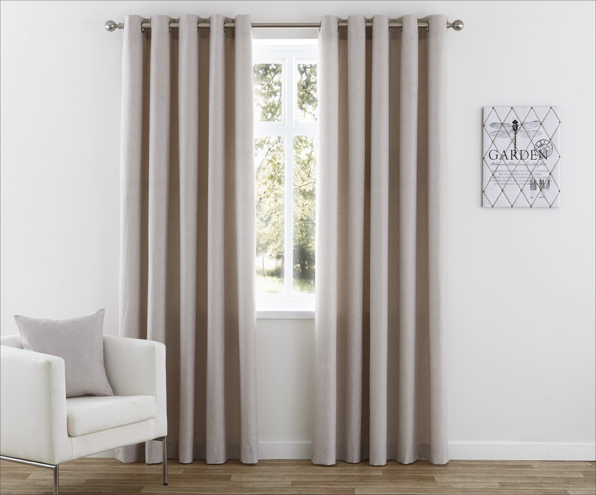 Шторы на люверсах в гостиную в современном стиле