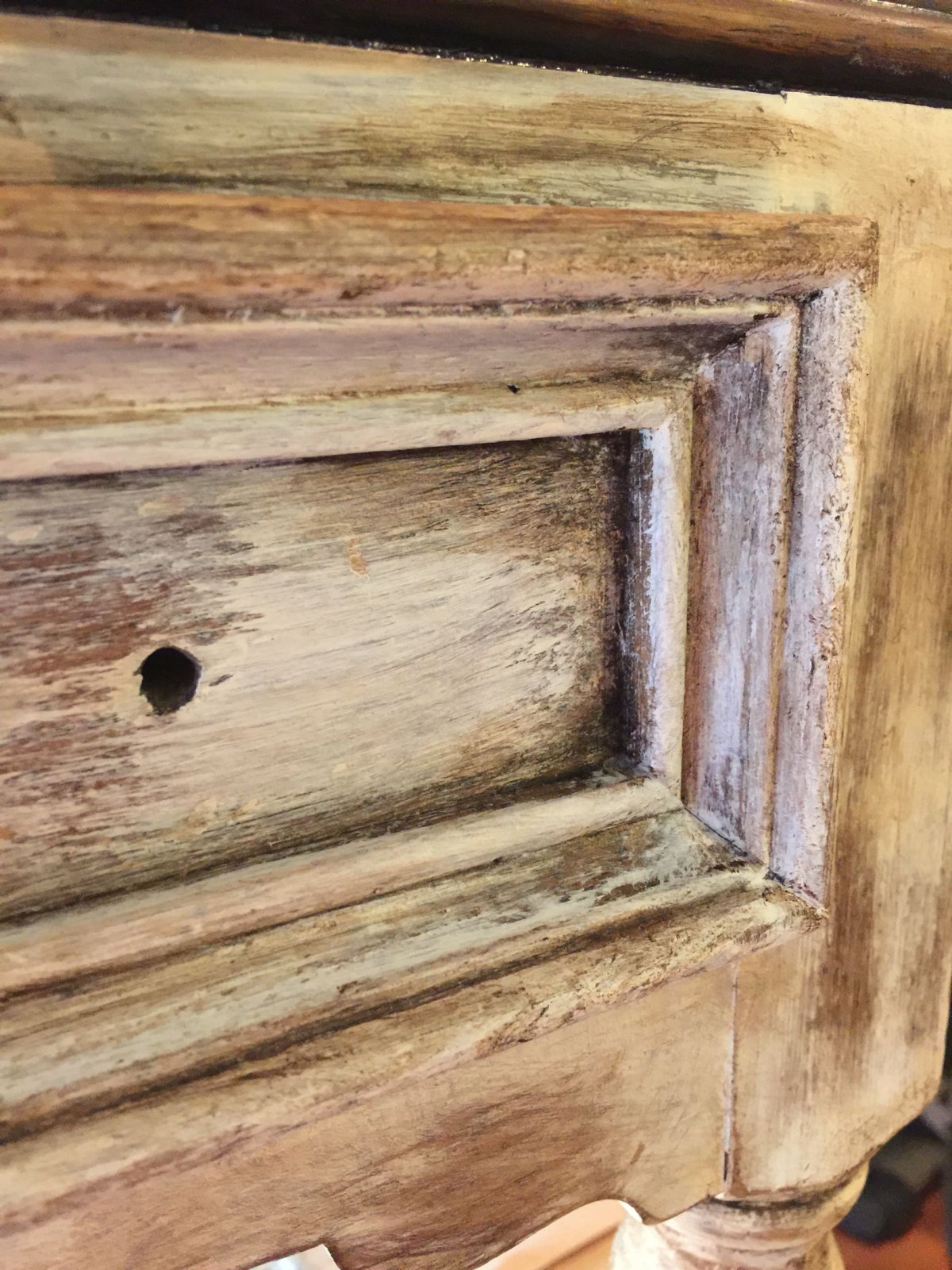 Состаренные двери в интерьере кухни