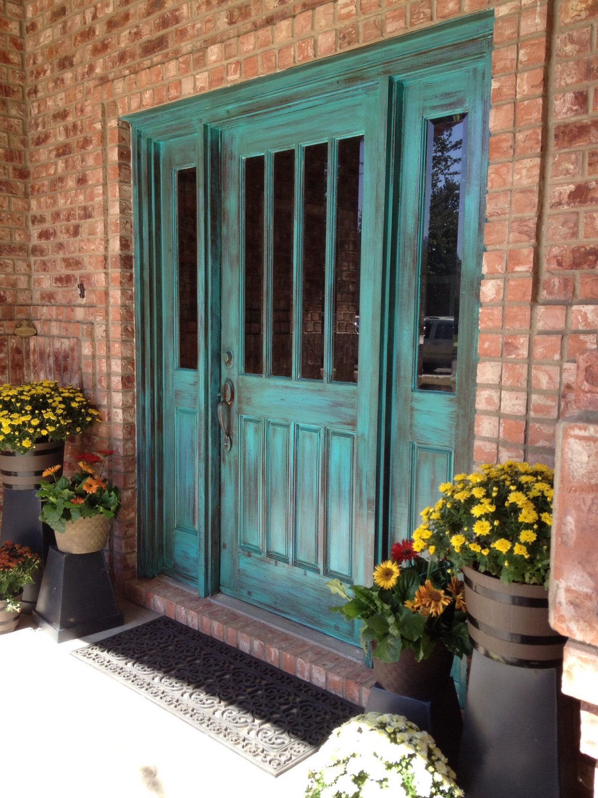 Состаренная белая дверь