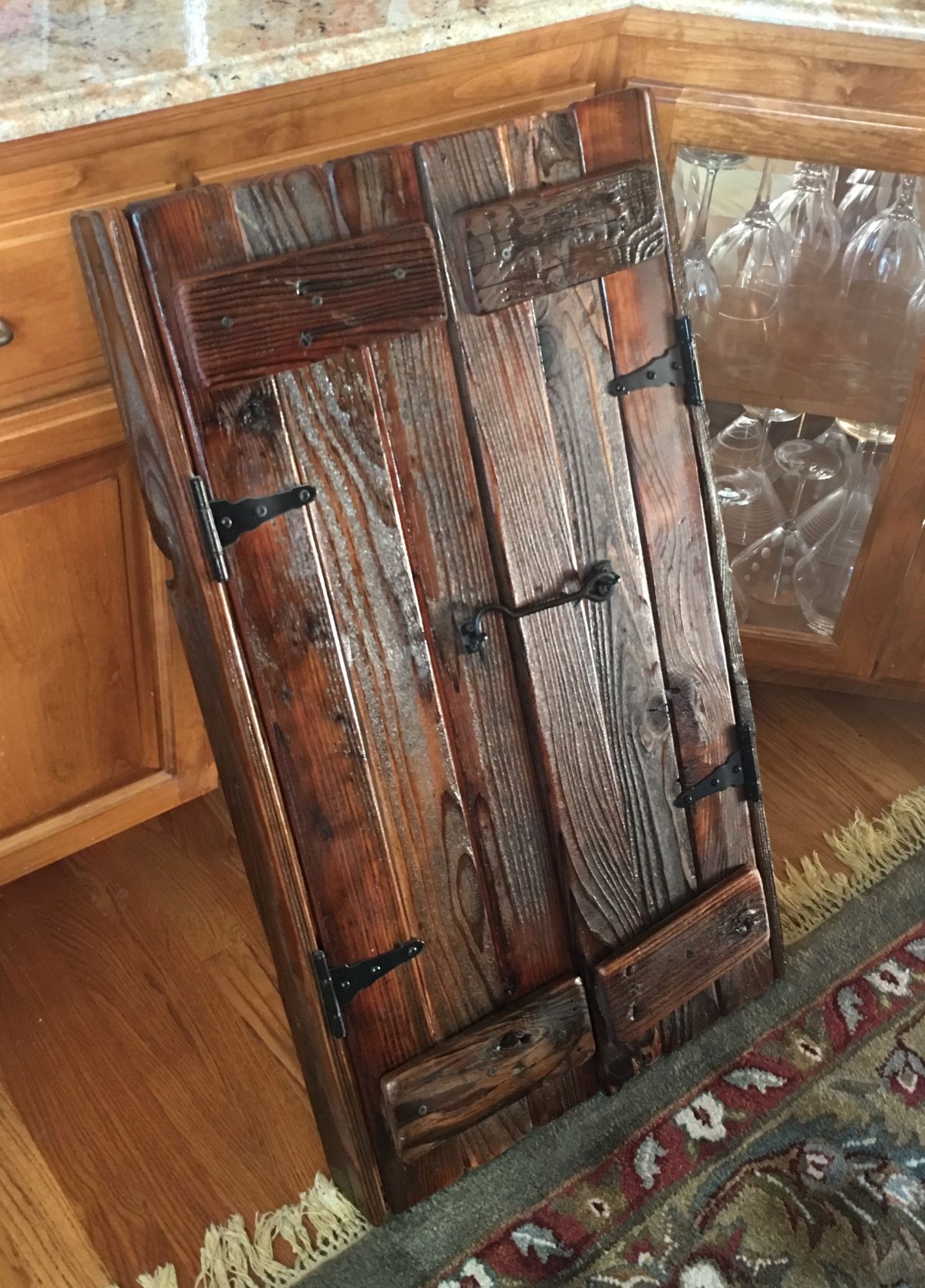 Крашеная состаренная дверь