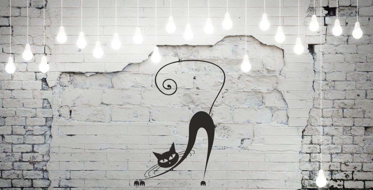 Декор на фоне белой кирпичной стены