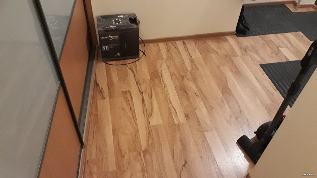 Направление укладки ламината в комнате с одним окном