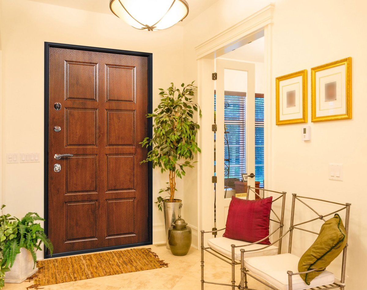 Входная дверь в коридоре