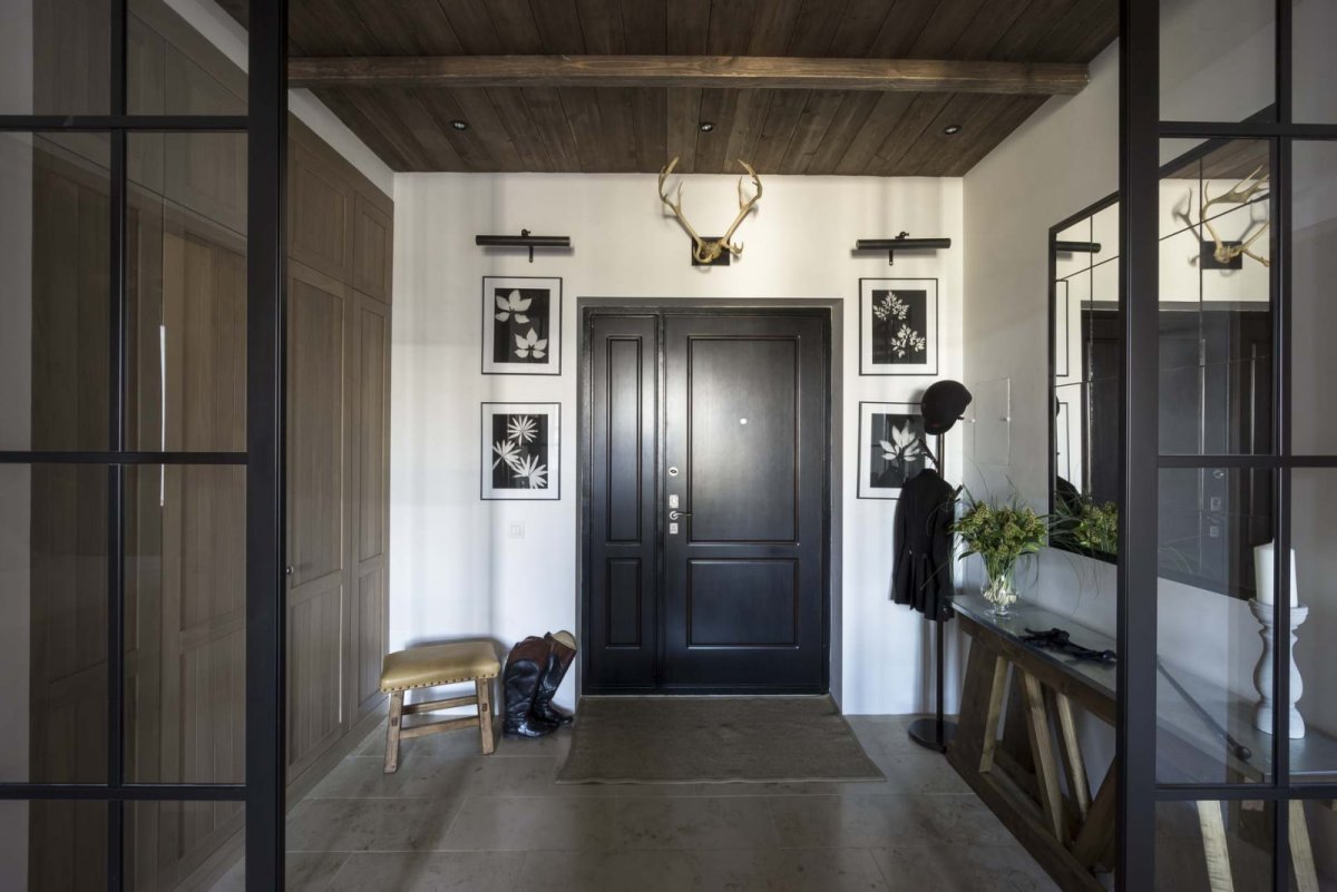 Входная дверь в интерьере прихожей