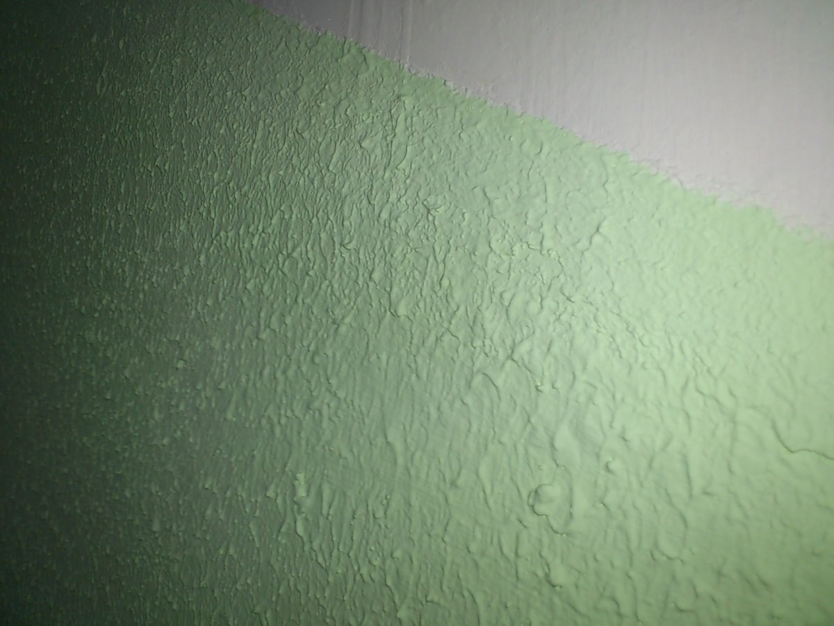 Текстурная краска для стен подъезда