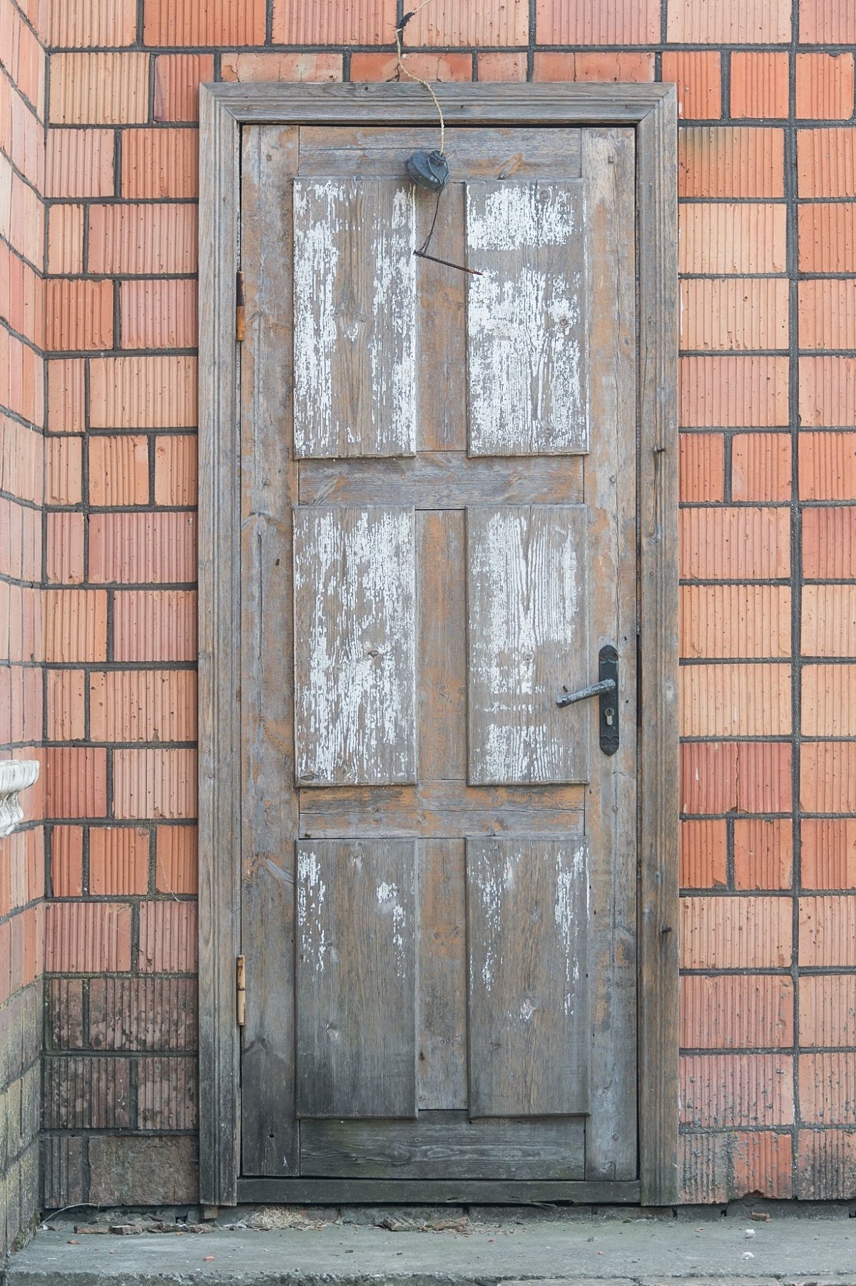 Старые потертые двери