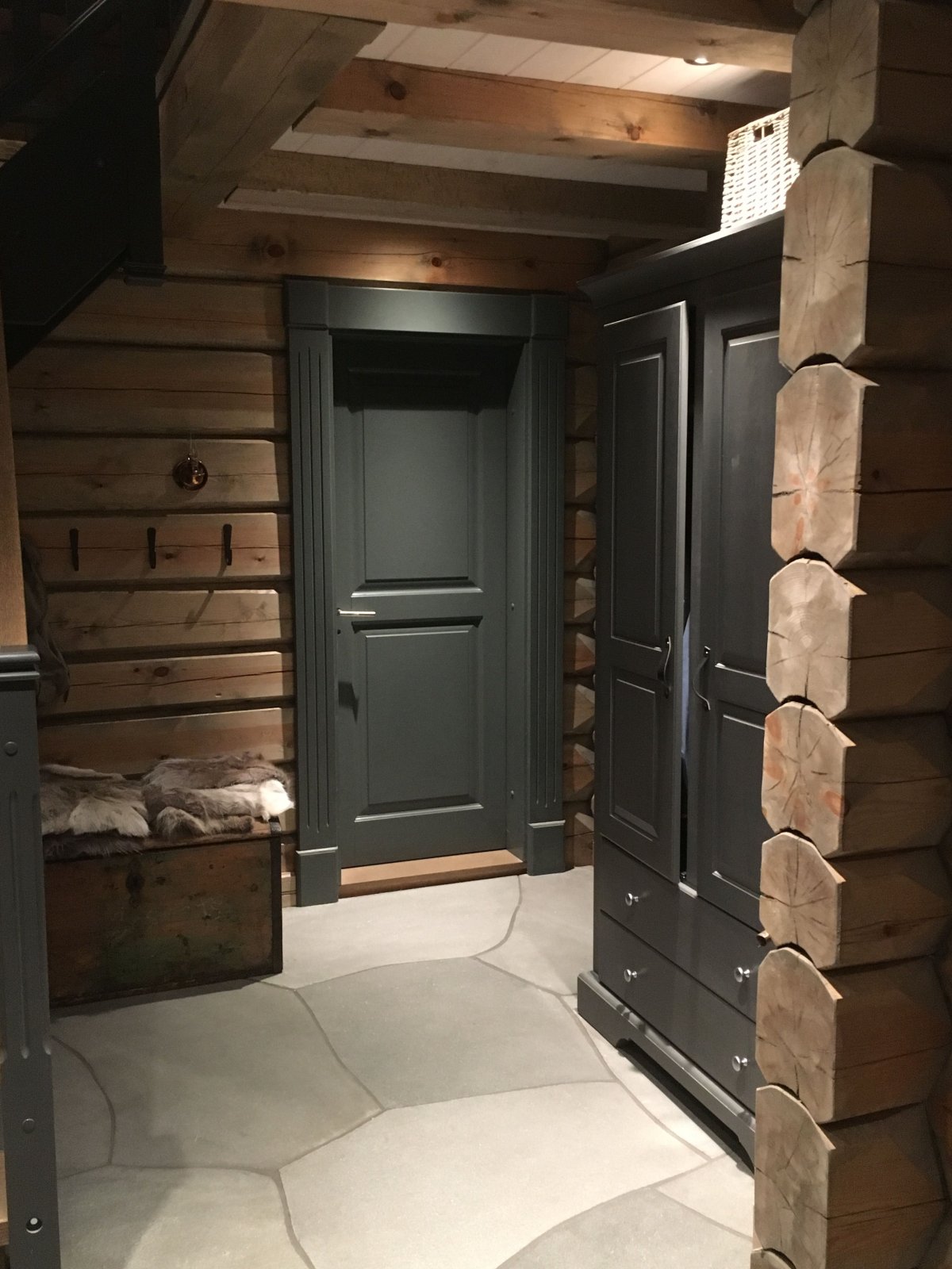 Входная дверь в стиле Шале