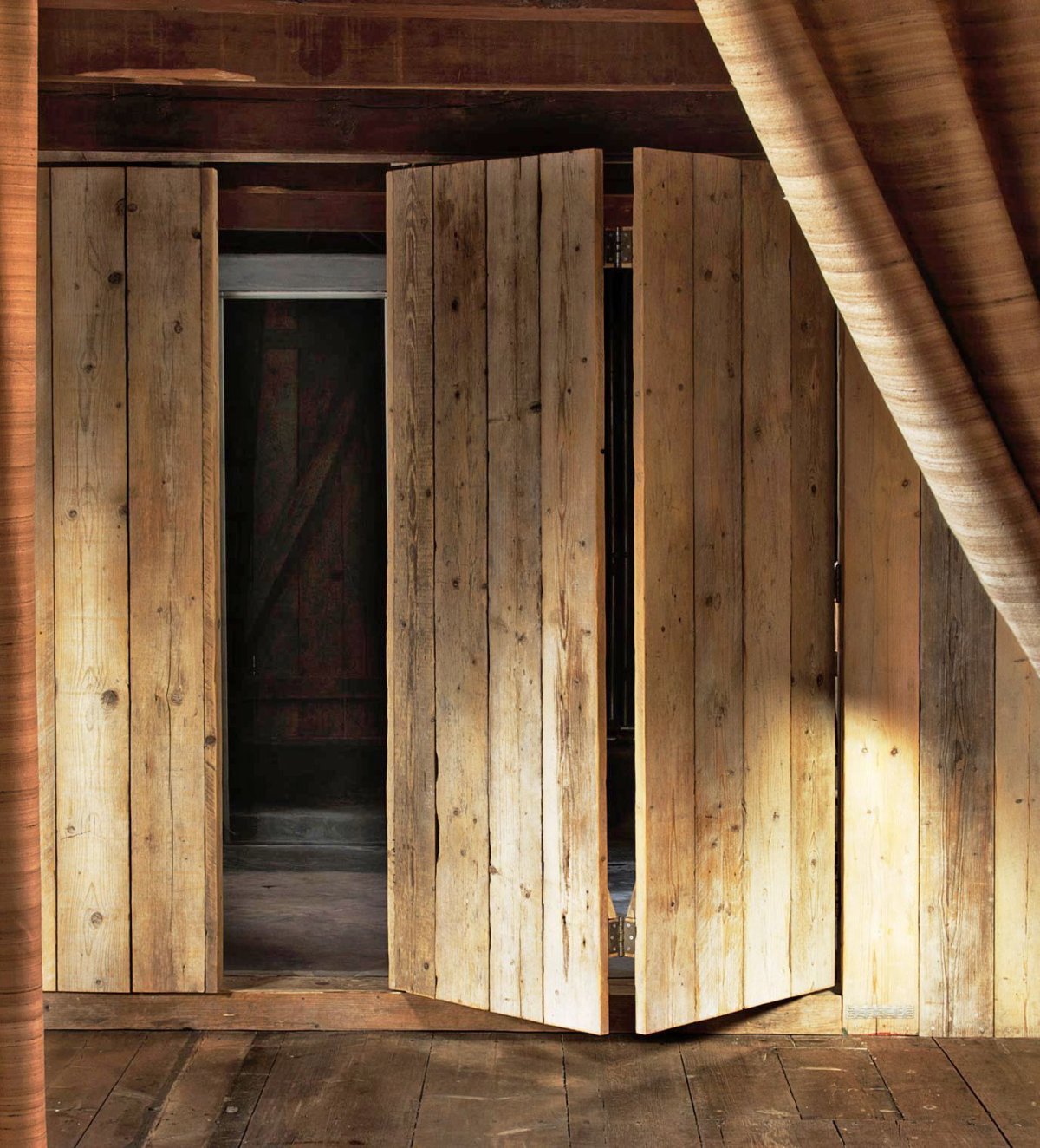 Шкаф из досок